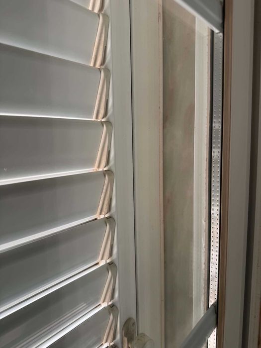 Janelas vidro duplo aluminio e grades em perfeito estado. brancos