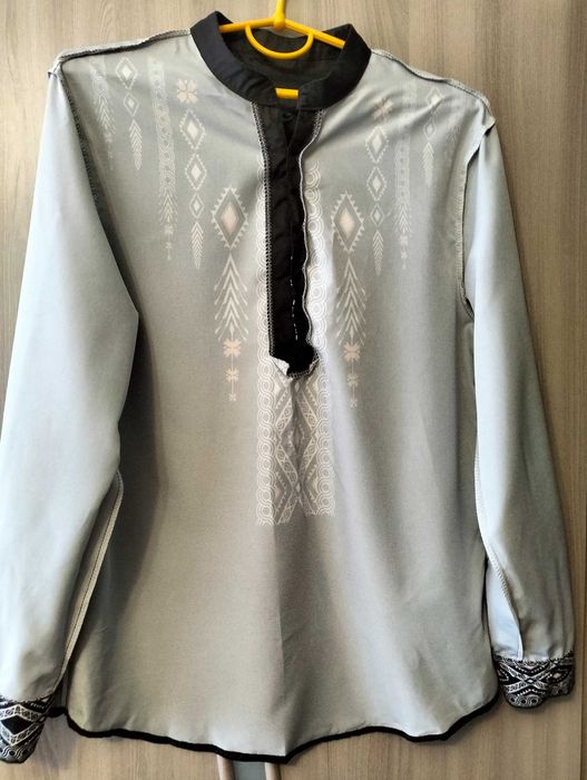 Продам чорну чоловічу сорочку-вишиванку розмір 52.