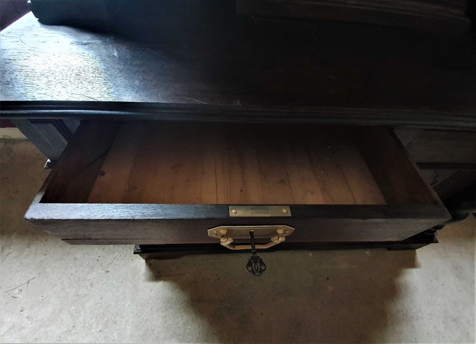 Kredens Dębowy na ślimakach - duży