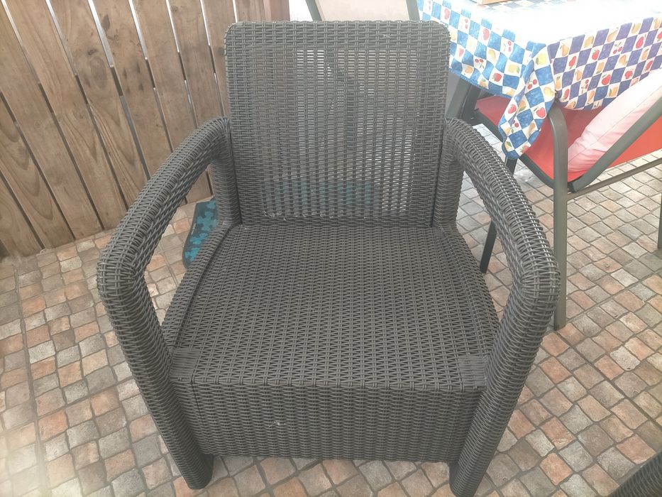 Conjunto de mobiliário de jardim de de jardim composto por duas cadeiras, um cadeirão e uma mesa.
