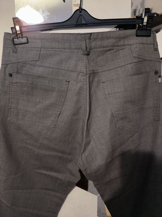 Spodnie męskie chino marki Reserved