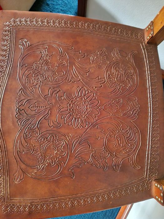 Cadeiras em madeira e couro