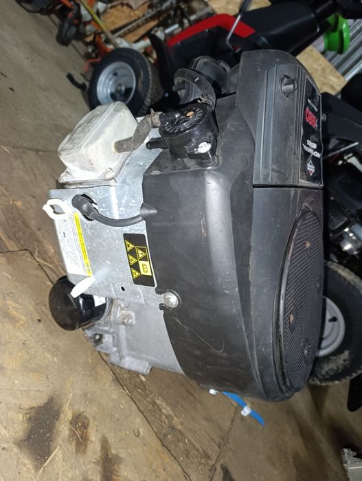 Kosiarka traktorek Silnik spalinowy Briggs & Stratton 22 km 2 cylindry Intek
