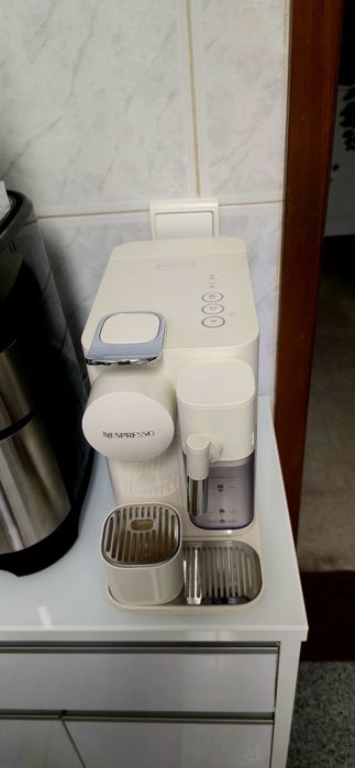 Máquina café Nespresso "Latissima One"