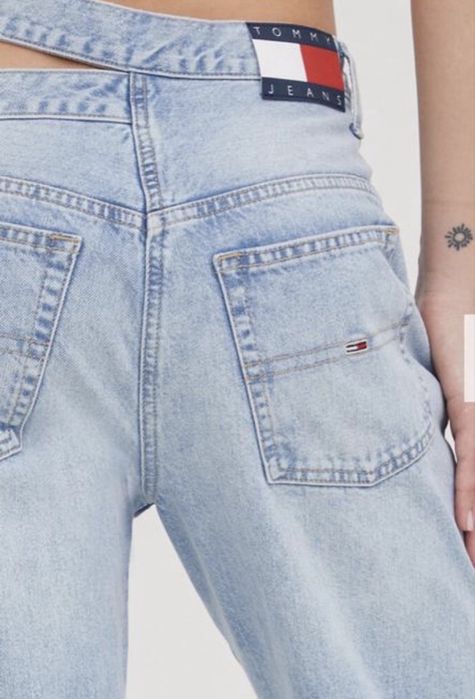 Джинсы голубые  с вырезом Джинсы Tommy Jeans