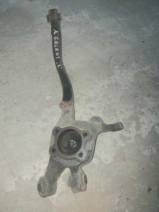 Задний левый поворотний кулак/цапфа на Mitsubishi Galant 1996-2000г