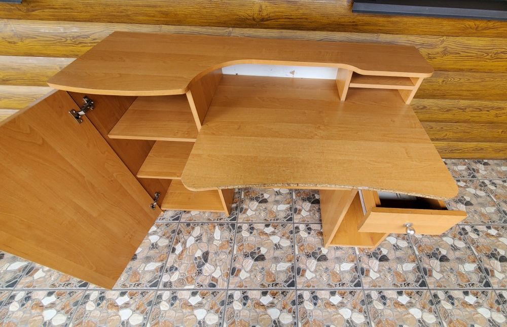 Робочий комп'ютерний  стіл