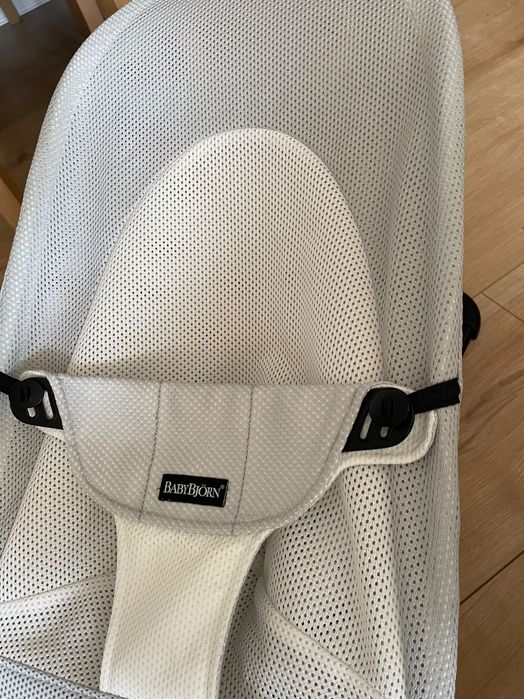 Leżaczek Baby bjorn mesh szaro-biały