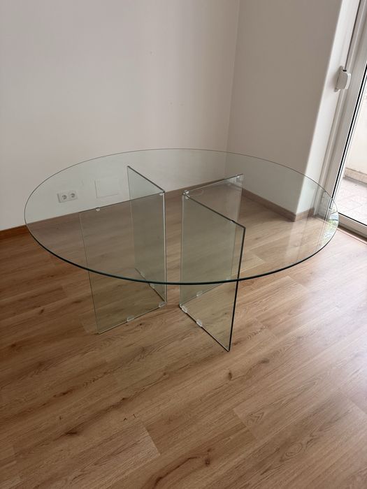 Mesa com tampo e pes em vidro muito bonita.