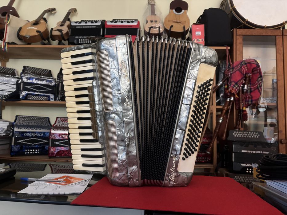 Acordeon italiano à 3ª voz. Em muito bom estado.