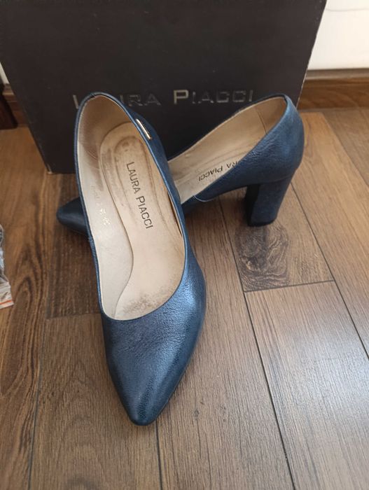 Granatowe Buty na słupku