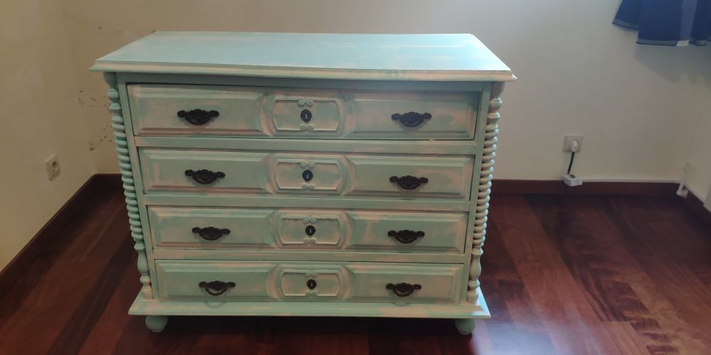 Comoda pintada com gavetões forrados