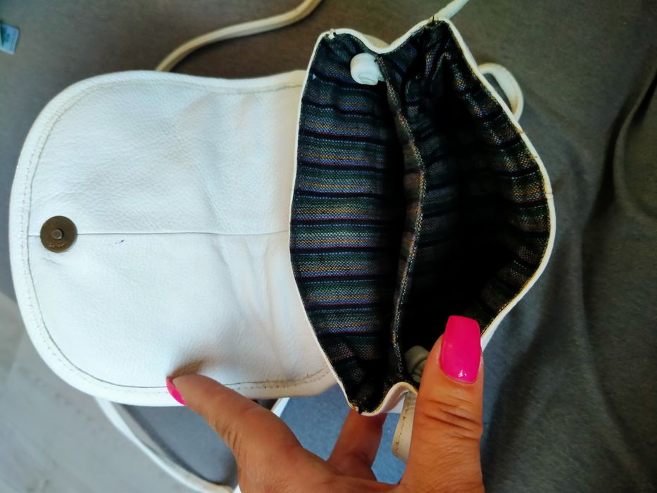 Sprzedam małą białą torebeczkę na pasku.