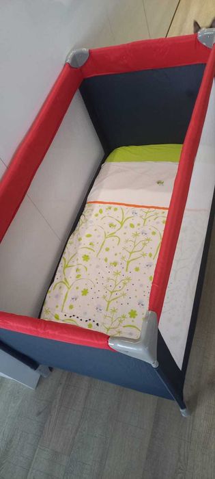 Berço criança + colchão + edredon e roupa de cama