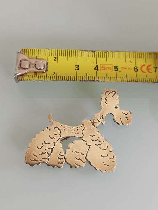 Lindo broche antigo em latão.. cão caniche