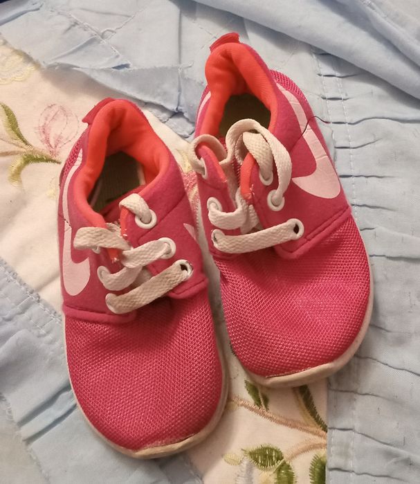 Продам детскую обувь на 1.5 - 2 годика