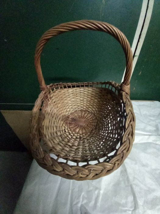 Cesta em vime antiga