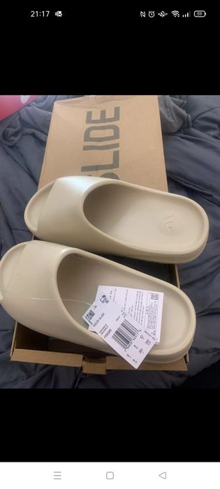 Chinelos yeezy novos