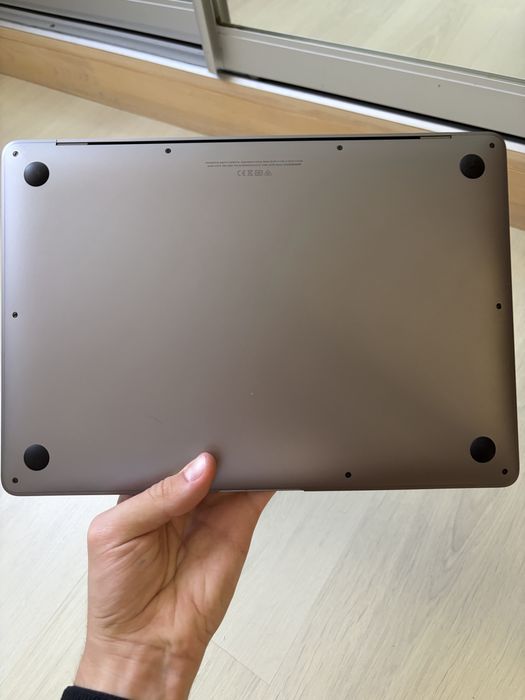 Macbook Air 2020 i3 8 256 11 циклів ідеал