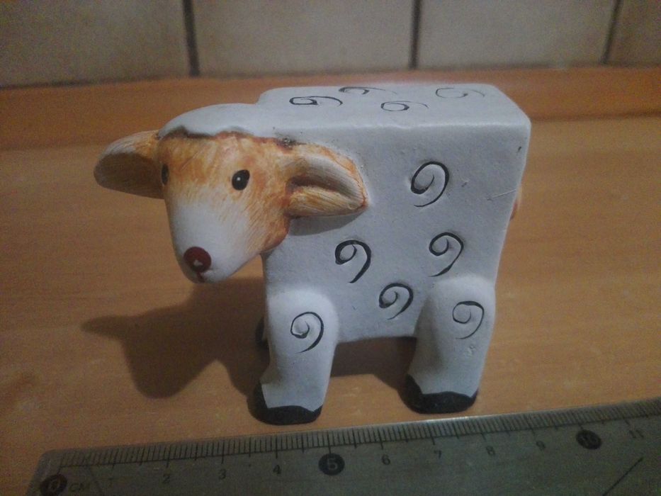 Mała figurka owcy