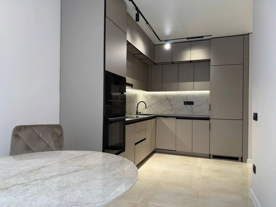 Оренда! 1.5 кім з сучасним ремонтом біля озера з басейном на даху