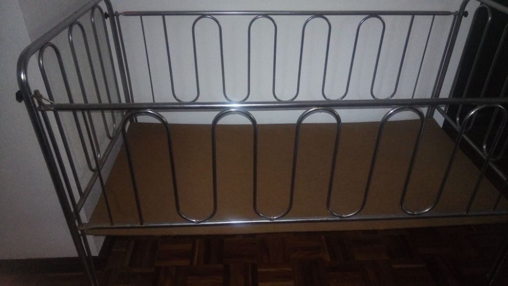 Berço antigo de grades