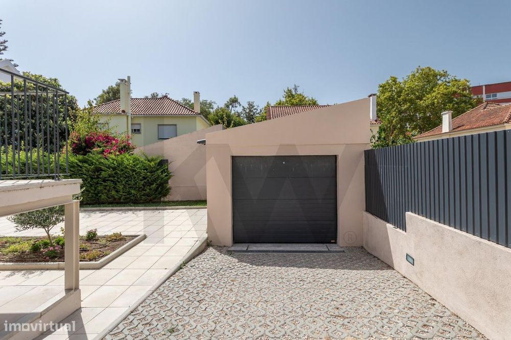 Charmosa Moradia T5 com Jardim Totalmente Remodelada -  Sassoeiros, Ca