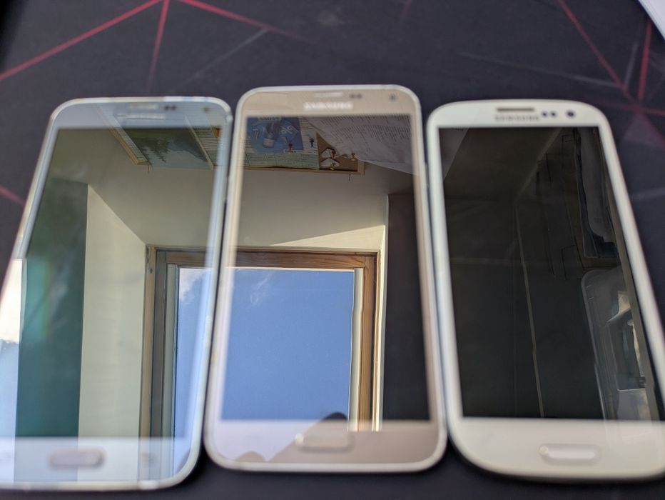 Trzy telefony Samsung
