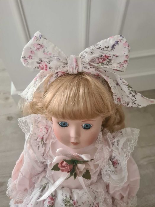 Boneca de porcelana colecionável