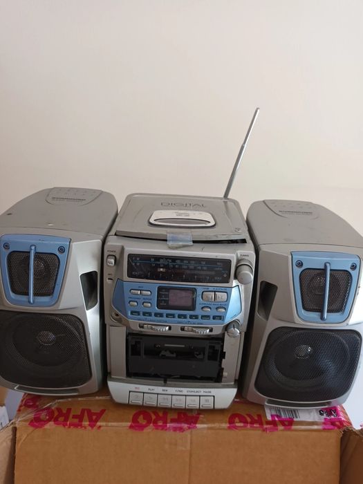 Rádio com duas colunas, com leitor de Cassetes e Cd's mas só está a trabalhar o Rádio. Só o cabo de ligar à corrente custa 7.5
