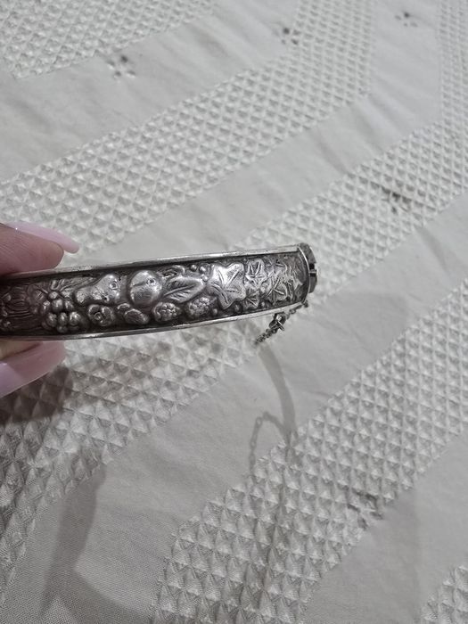 Escrava de prata muito antiga, herdei várias pratas e ouro e simplesmente não uso.
