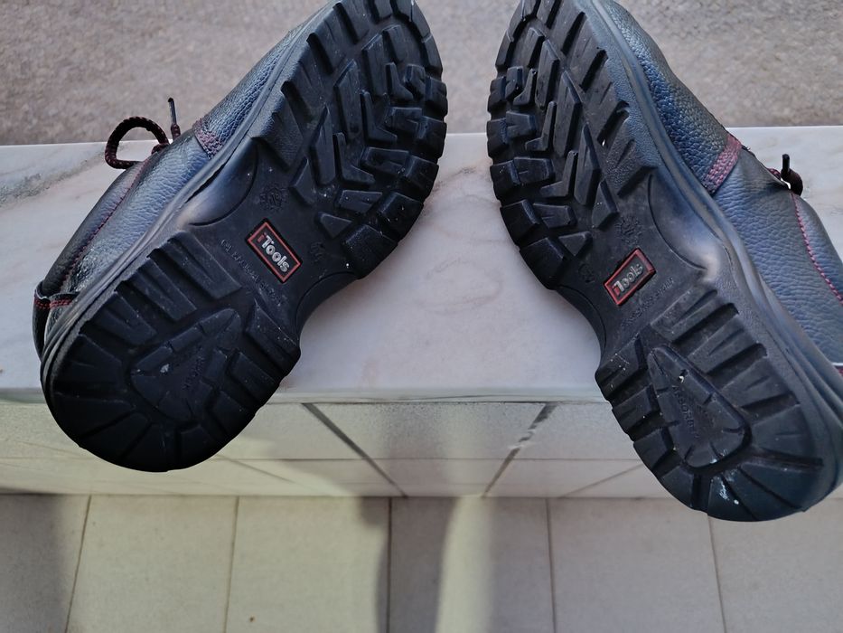 Sapatos com biqueira de ou aço