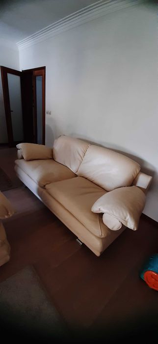 2 sofás em pele branco marfim em bom estado