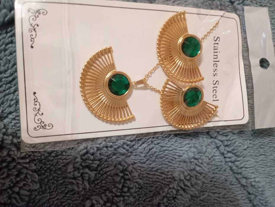 Colares e brincos em inox