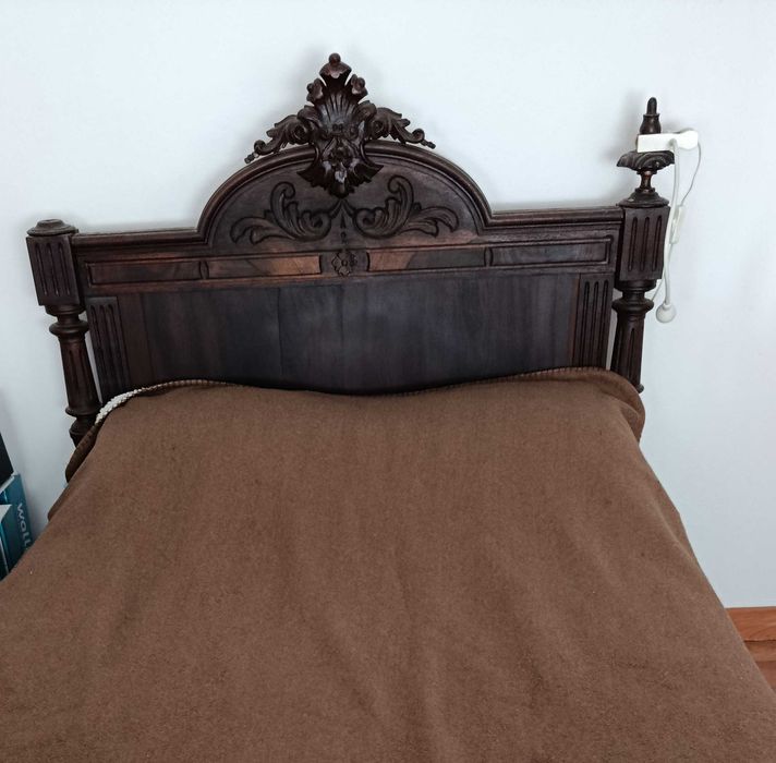 Cama de solteiro antiga