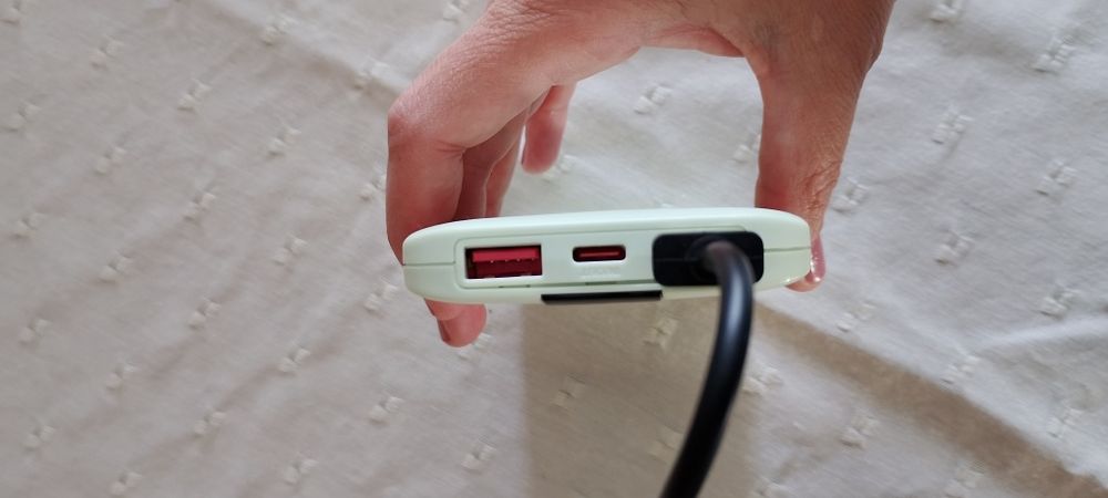 Powerbank verde com cabo