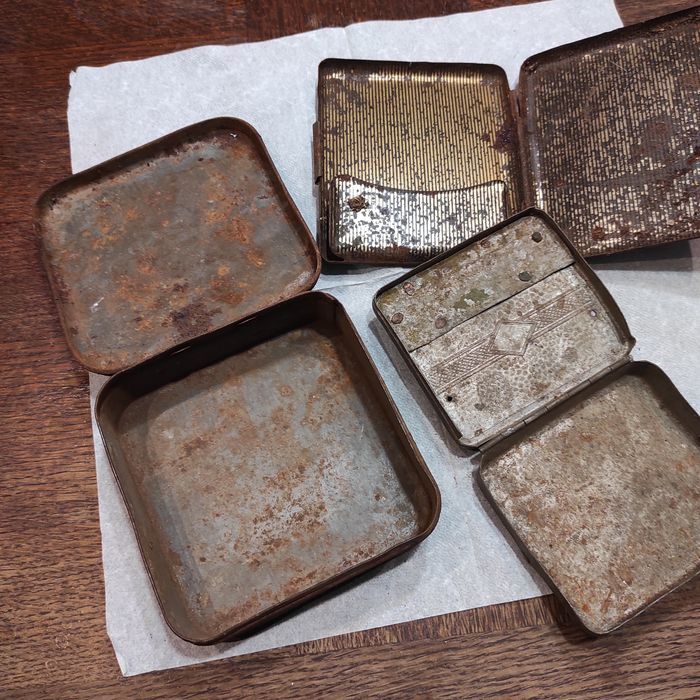 Stare metalowe pojemniki papierośnica