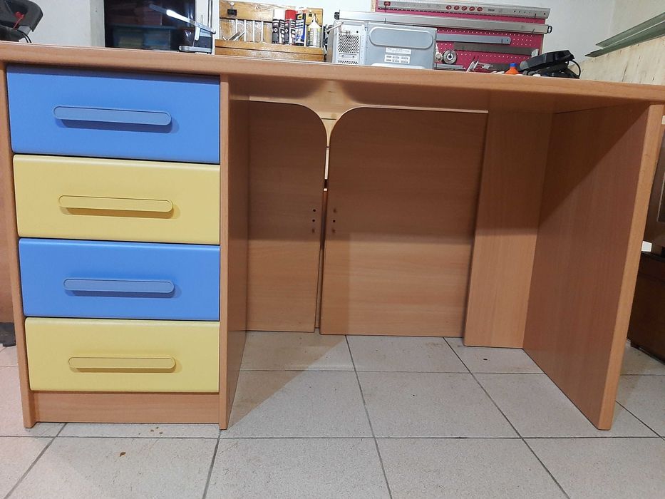 quarto de solteiro, cama, estante e secretária