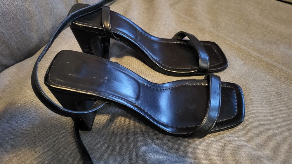 Czarne sandały na stabilnym obcasie.