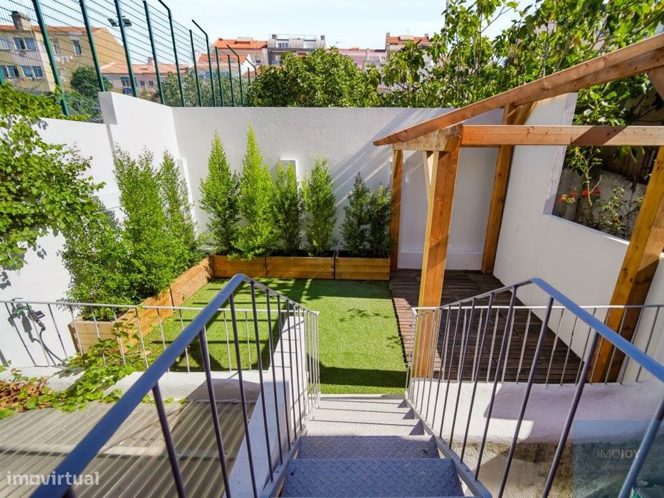 Apartamento T2 Remodelado com Terraço Privativo na Ajuda em Lisboa