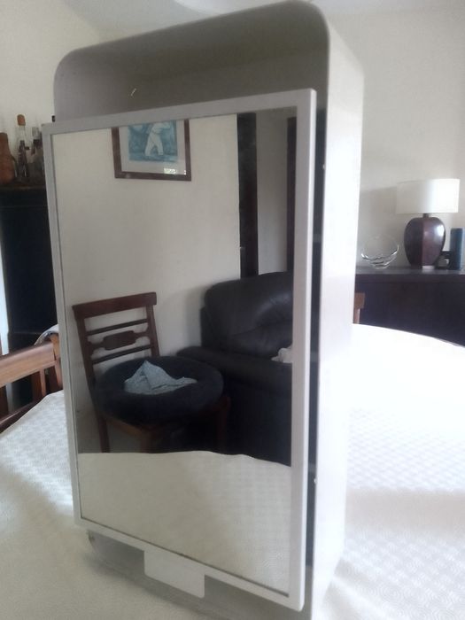 Armário de casa de banho com espelho