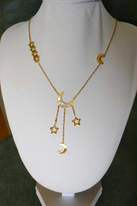 Colar Aço Dourado c/ Estrelas e Lua em Madreperola NOVO