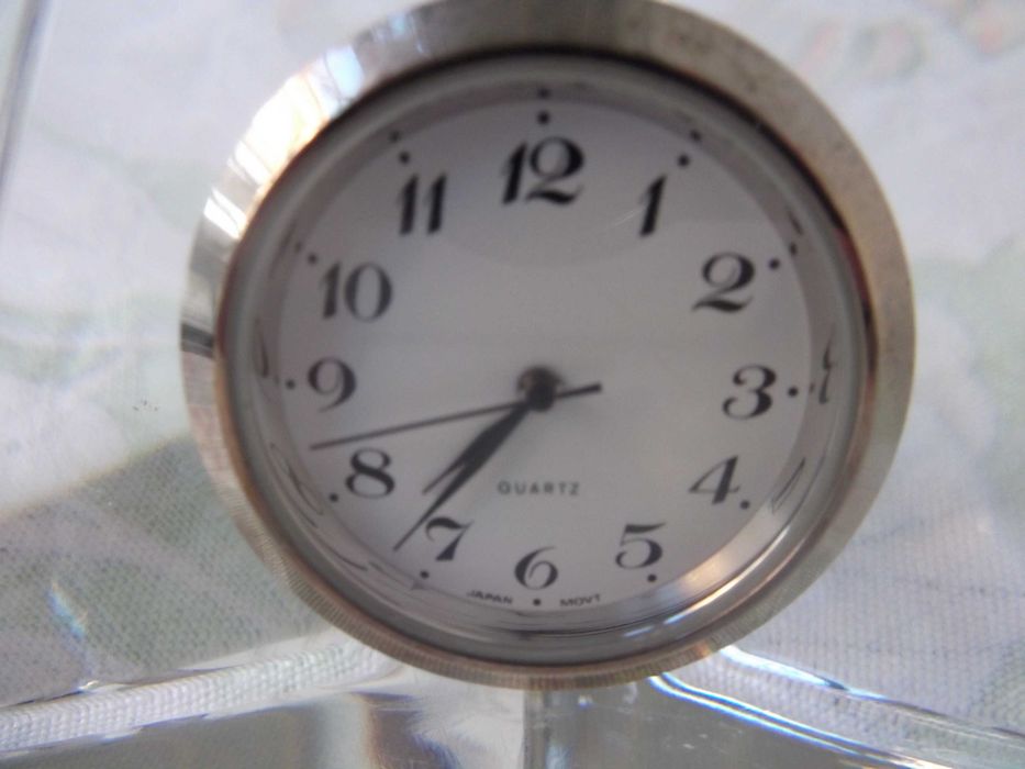 Relógio triangular em cristal / Triangular clock in crystal