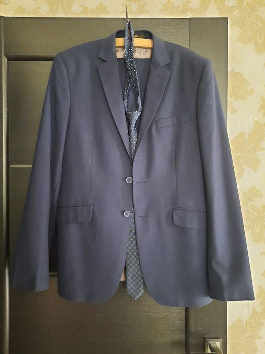 Чоловічий брючний костюм темно синього кольору 48 розміру