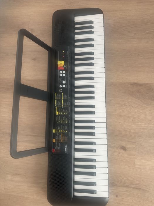 Piano yamaha F52