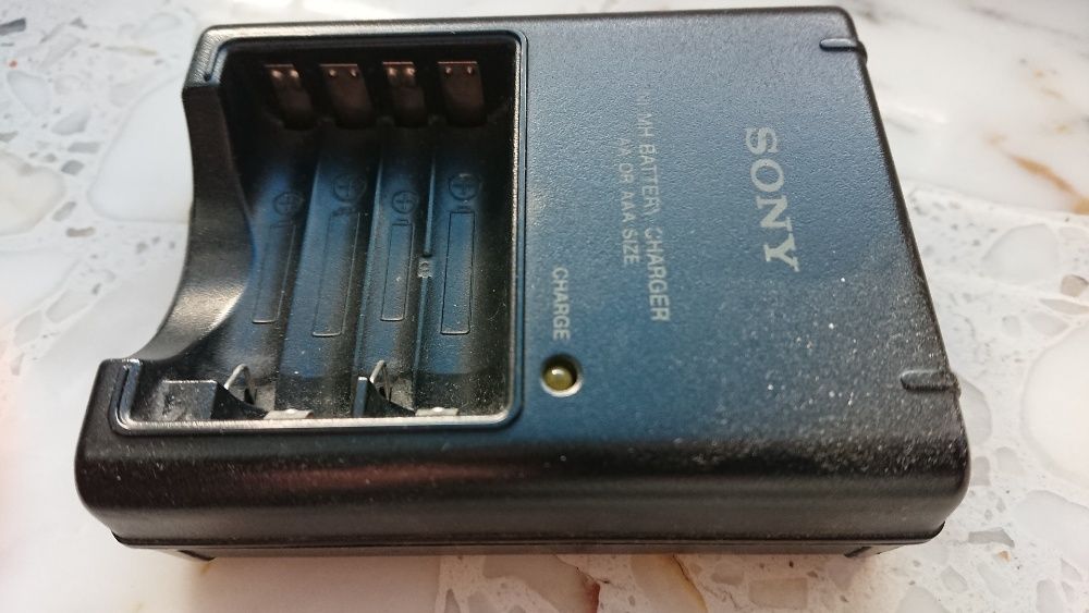 Ładowarka SONY Ni–MH BATTERY CHARGER BC-CS2B _akumulator AA i AAA