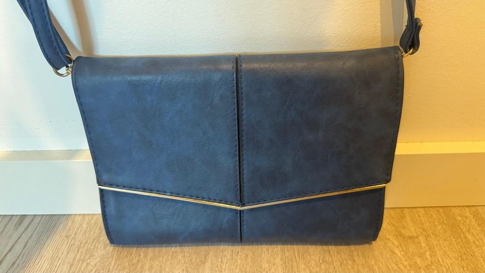 Mala de senhora azul e dourado