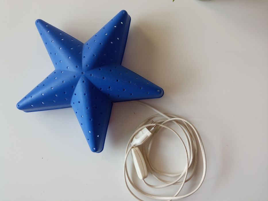 Lampka nocna ścienna Ikea.