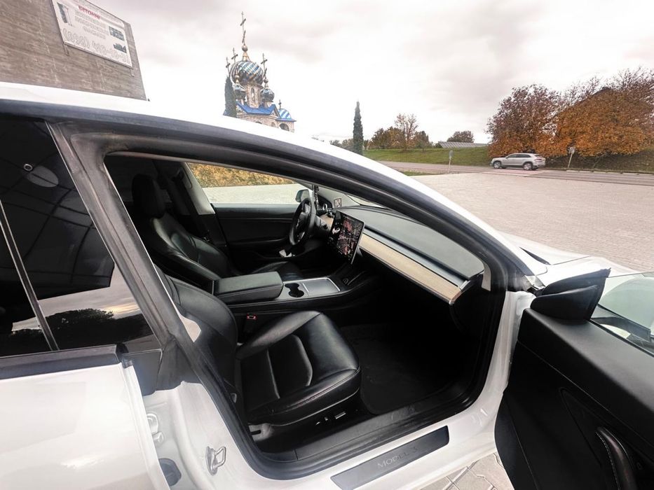 Tesla mоdel 3  2020 рік