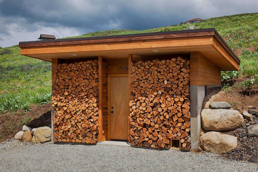 Дрова складені. Доставка